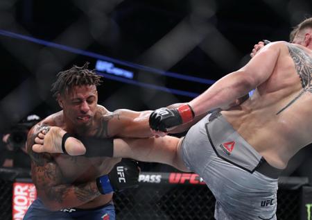 Волков победил бывшего игрока в американский футбол на турнире UFC в Москве