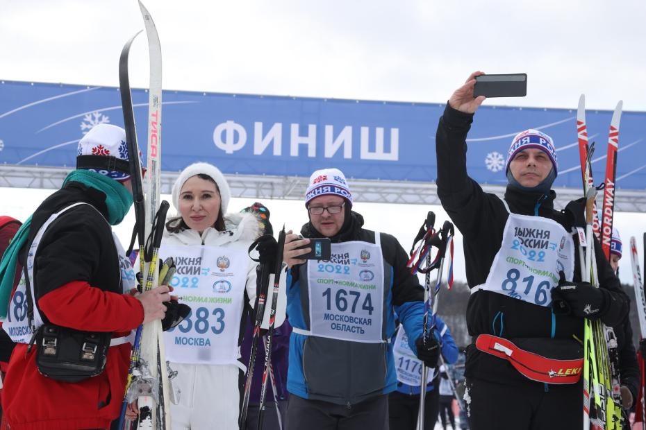 Участники на дистанции всероссийской лыжной гонки «Лыжня России — 2022»