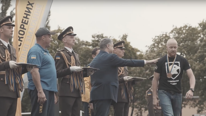 Порошенко хлопает по плечу ветерана батальона «Азов»