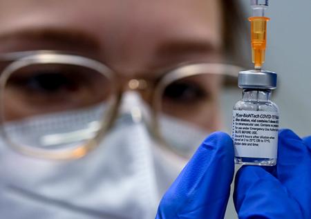 Частные клиники РФ в 2021 году останутся без вакцины Pfizer и BioNTech