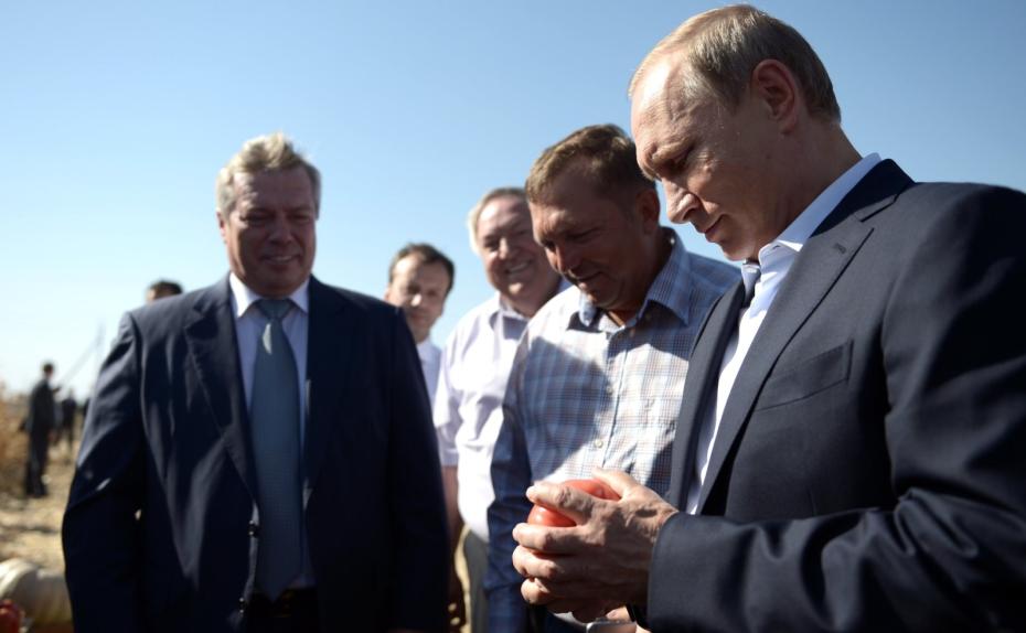 Владимир Путин посетил сельскохозяйственное предприятие ООО «Исток-1» , где ему преподнесли мясистый помидор от местного селекционера, названный в честь российского лидера