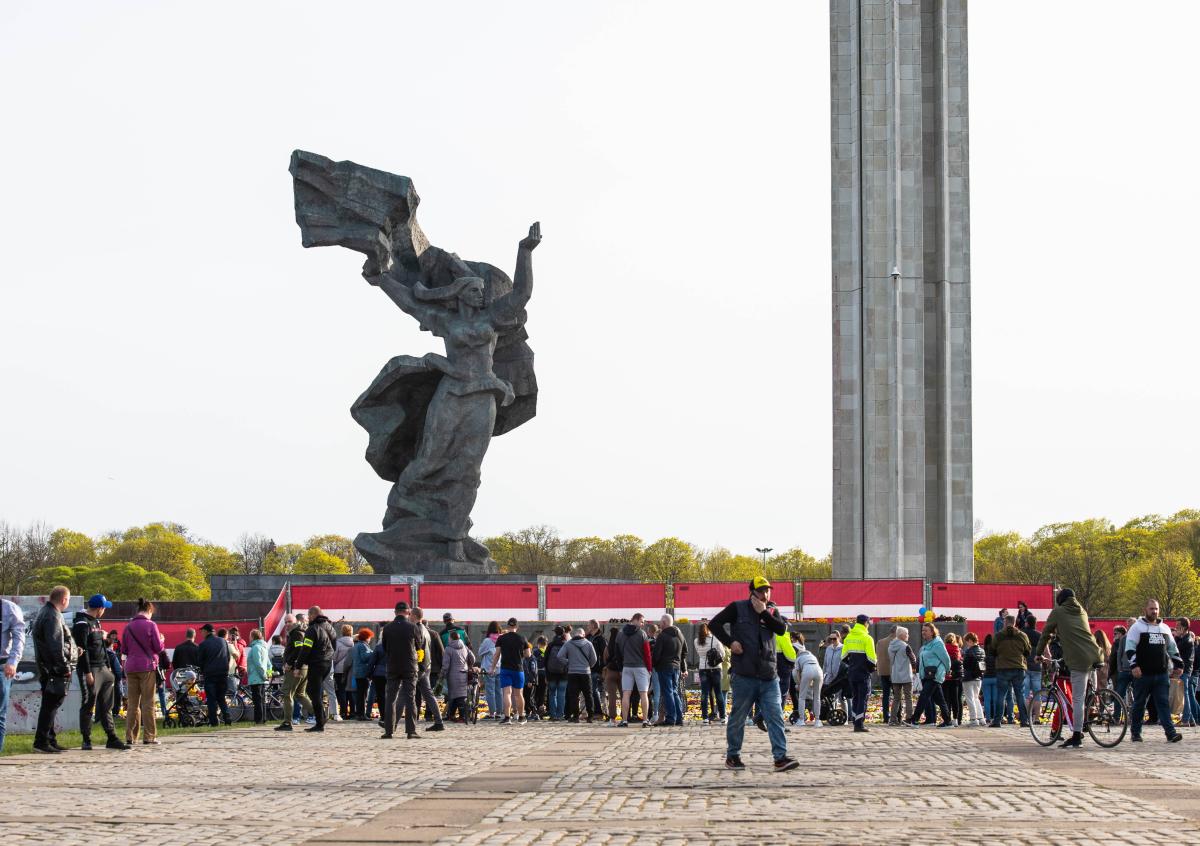 Возложение цветов к памятнику Освободителям в Риге