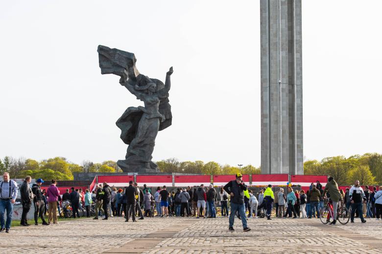 Возложение цветов к памятнику Освободителям в Риге