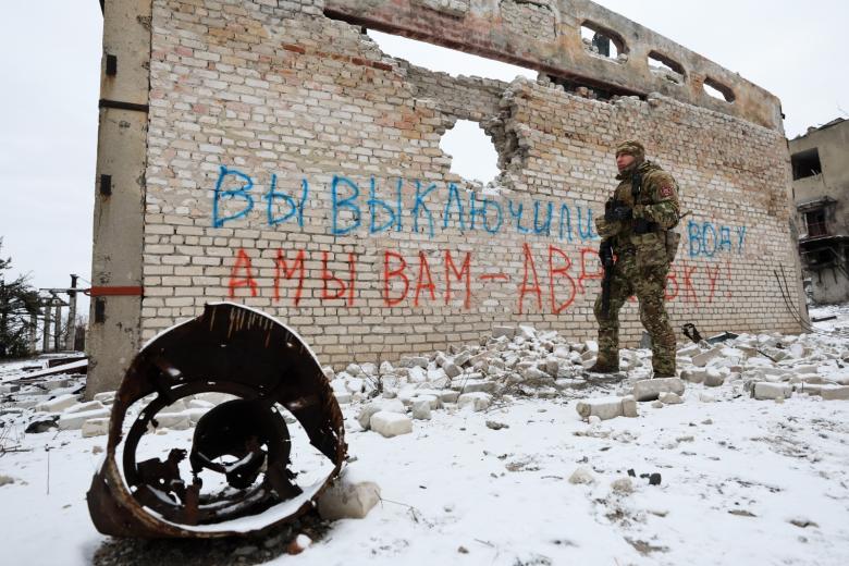 Военнослужащий ВС РФ на территории Донецкой фильтровальной станции (ДФС) под Авдеевкой