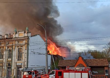 В центре Иркутска загорелось здание во дворе ТЮЗа