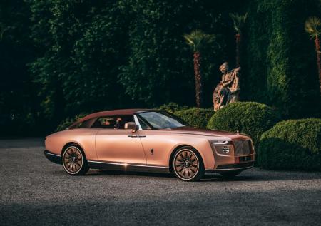 Футболист «Галатасарая» купил самое дорогое авто мира: кадры «Роллс-Ройса»
