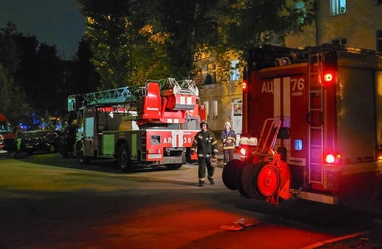 Оперативные службы у дома на юго-востоке Москвы, где жителей эвакуировали из-за утечки неизвестного вещества