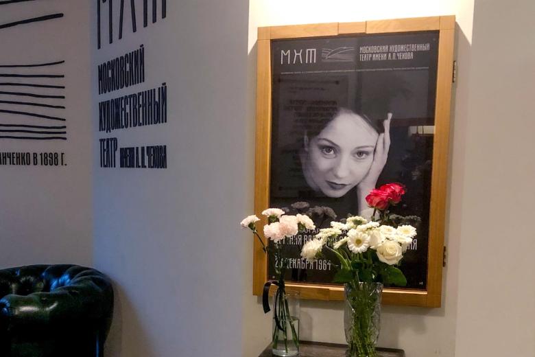 Цветы в память об актрисе Евгении Добровольской в МХТ им. Чехова