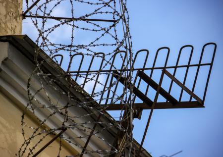 Заключенный сбежал из колонии на такси в российском регионе