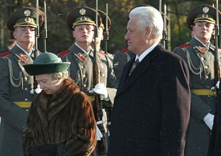 Экс-посол: Елизавета II не должна была посещать Россию