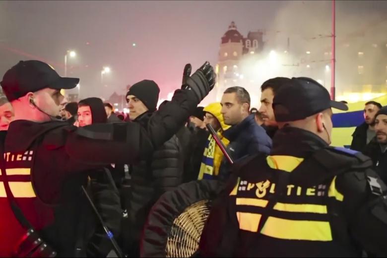 Полиция Амстердама сопровождает израильских болельщиков ФК «Маккаби» к метро после матча против «Аякса»
