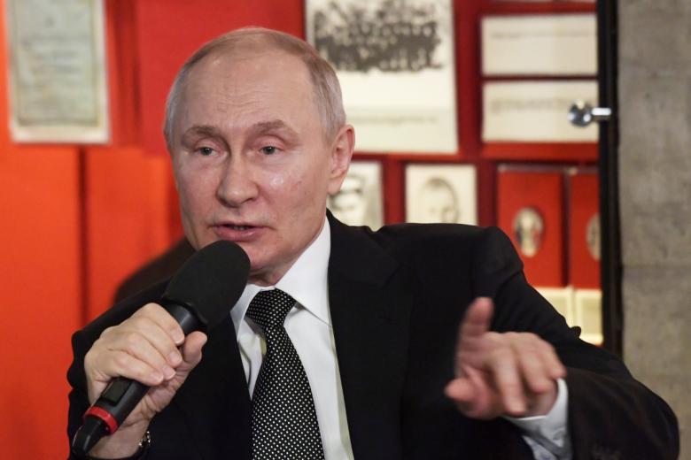 Президент РФ Владимир Путин на встрече с представителями общественных патриотических и молодежных организаций в музее-панораме «Сталинградская битва»