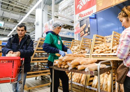 Денег нет, но вы скупайте: мигранты, а не россияне сметают в магазинах хлеб