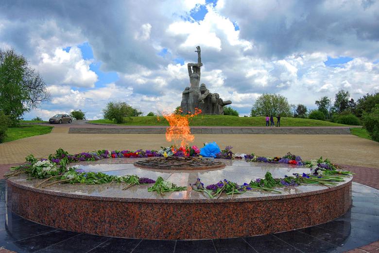 Вечный огонь у мемориала «Жертвам фашизма» в Змиёвской Балке