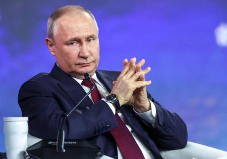 Путин объявил минуту молчания в память о Берлускони