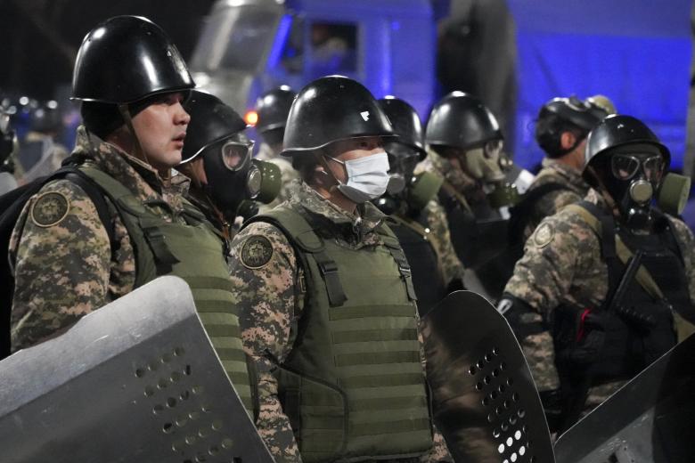 Казахстан. Алма-Ата. Сотрудники полиции во время акции протеста против повышения цен на сжиженный газ