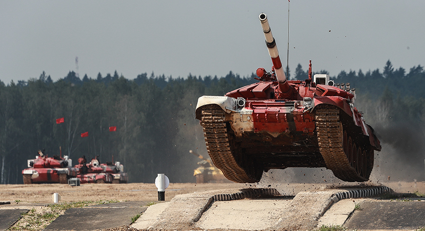 Экипаж из Китая на танке Type 96A в финальной эстафете международного конкурса «Танковый биатлон» в рамках Армейских международных игр — 2018 на полигоне Алабино