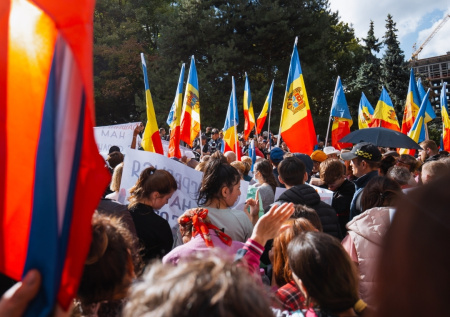«Не сидите на балконах, а то подохнете с голоду»: молдаван зовут на протест