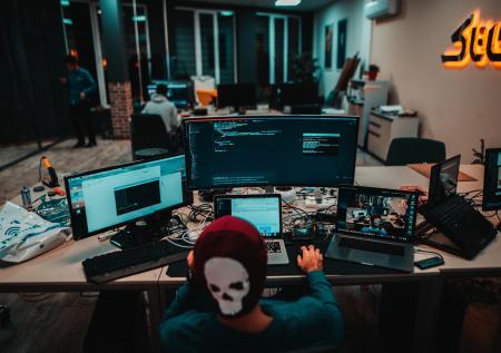 Россиянам посоветовали не переживать из-за атаки хакеров из Anonymous