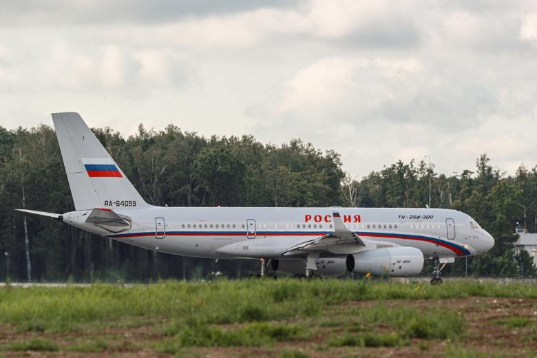 Самолет Ту-204-300 специального летного отряда в аэропорту Внуково