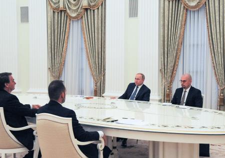 Путин и Болсонару сидели на ближних сторонах стола