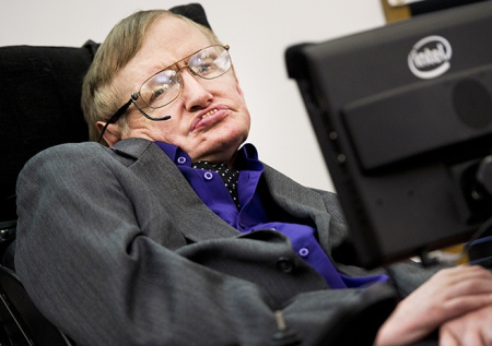 Стало известно, кем были девушки в бикини на фото с Хокингом