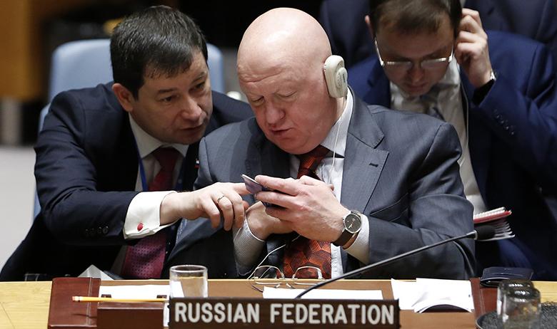 Постоянный представитель РФ при ООН Василий Небензя (справа)