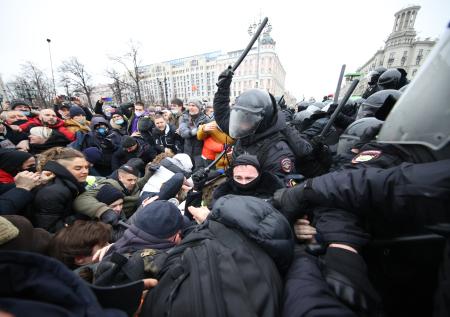 На акциях в поддержку Навального задержали более тысячи человек