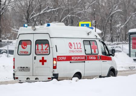 В Сибири девочка скатилась с горки прямо под колеса