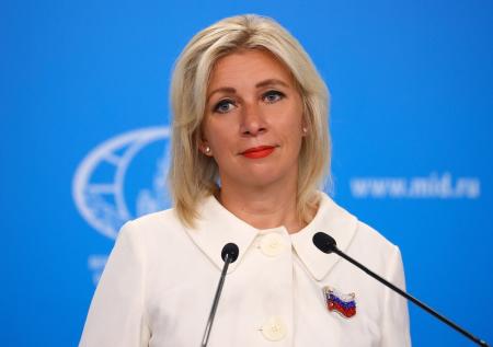 Захарова встретила зажигательным танцем русофилов из разных стран