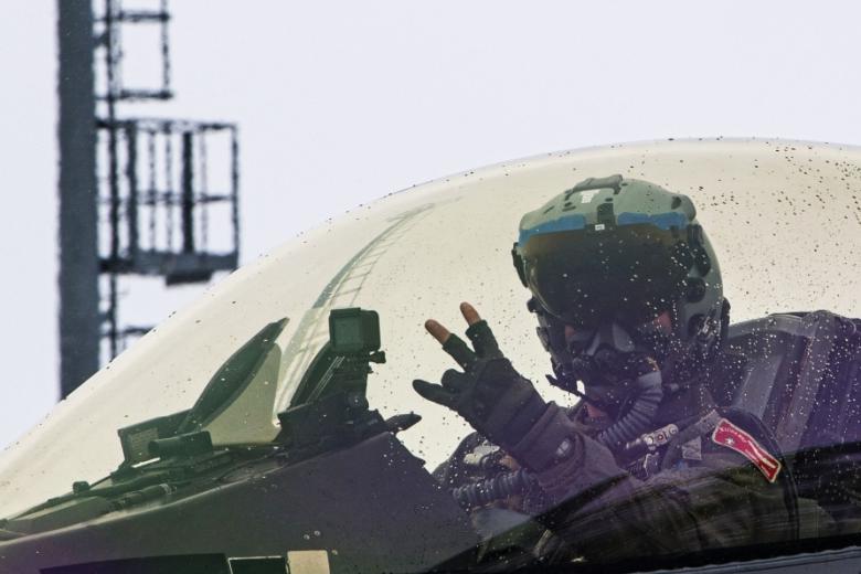 Пилот F-16