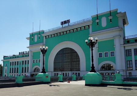 Жительница Новосибирска устроила эротический перформанс у вокзала