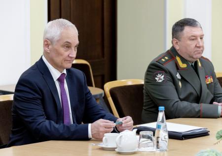 Главы МО России и Белоруссии обсудили военно-политическую обстановку