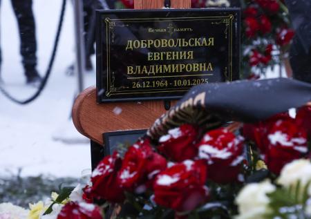 «Могила недалеко от Заворотнюк»: как прошли похороны Добровольской