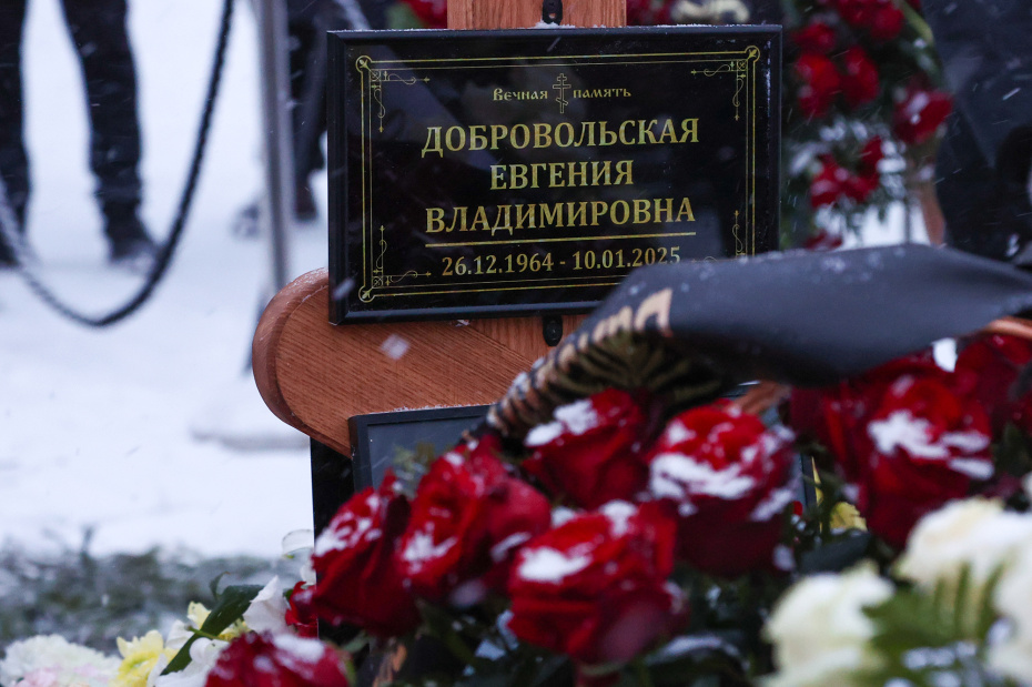 «Могила недалеко от Заворотнюк»: как прошли похороны Добровольской