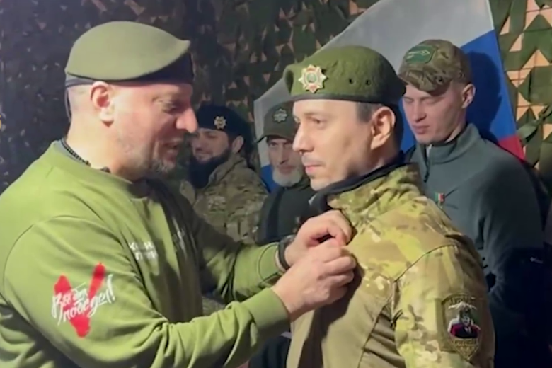 Апти Алаудинов награждает Бекхана Юнусова (Аид)