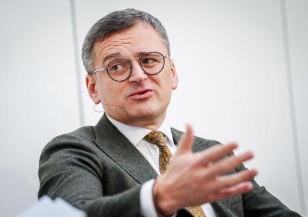 «Выкручивает руки»: Кулеба сделал важное заявление о политике Трампа