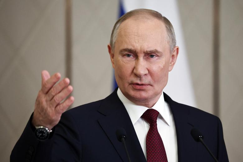 Владимир Путин во время подхода к представителям СМИ после заседания Совета коллективной безопасности Организации Договора о коллективной безопасности (ОДКБ)