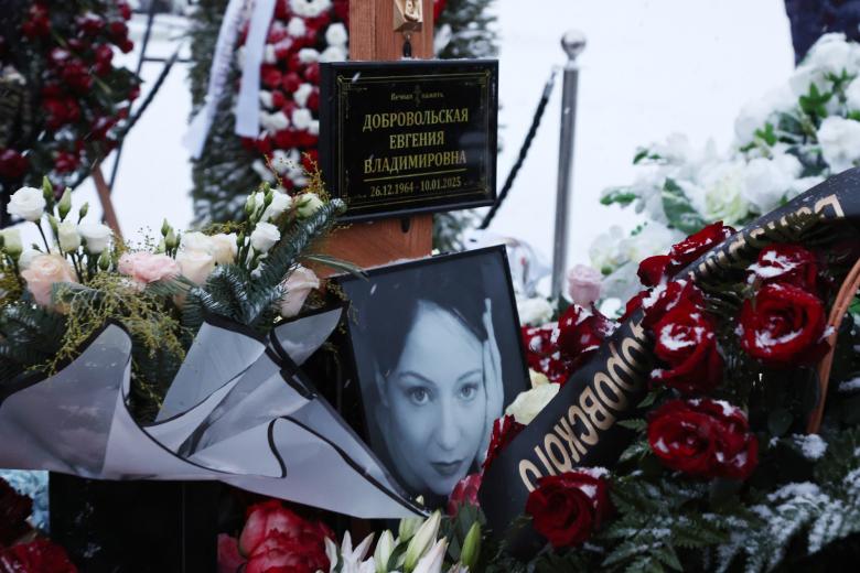 Могила актрисы Евгении Добровольской на Троекуровском кладбище