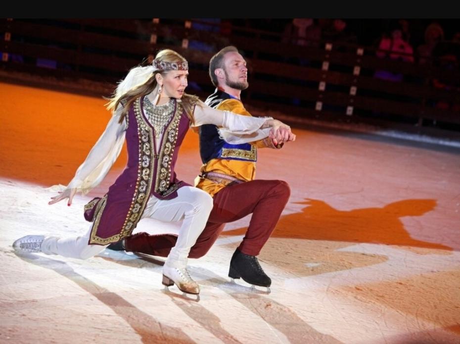 Российские фигуристы, олимпийские чемпионы 2006 г. Татьяна Навка и Роман Костомаров в ледовом шоу «Щелкунчик» на Пушкинской площади
