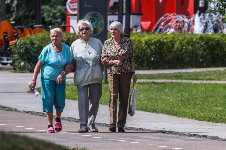 Пожилые женщины на улицах Москвы