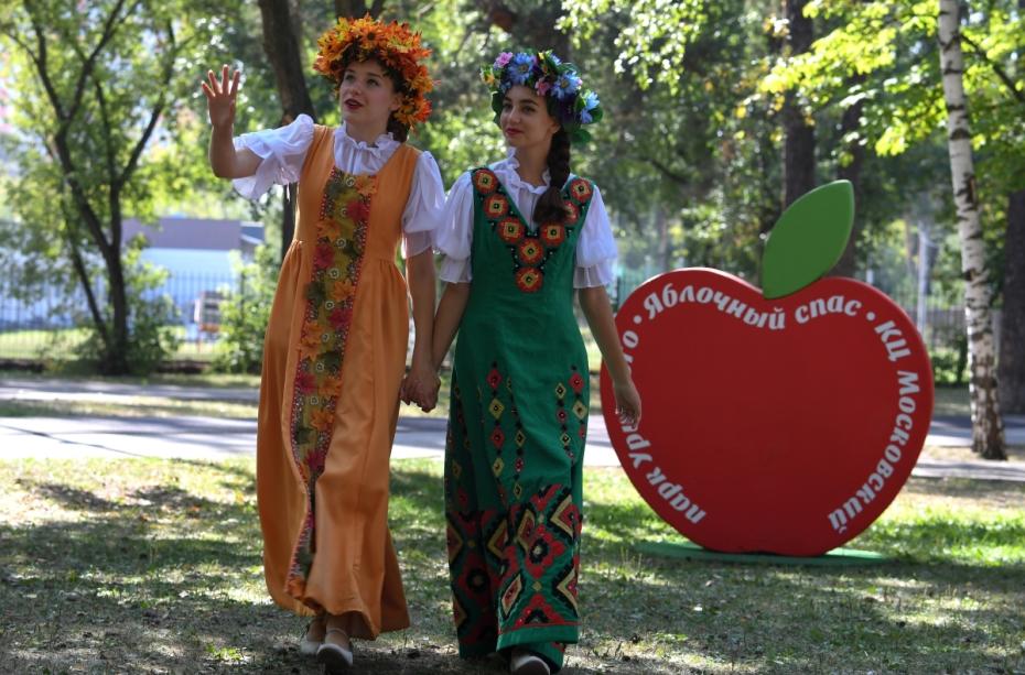 Участницы фольклорного коллектива перед выступлением на сцене на праздновании Яблочного Спаса в парке имени Урицкого в Казани