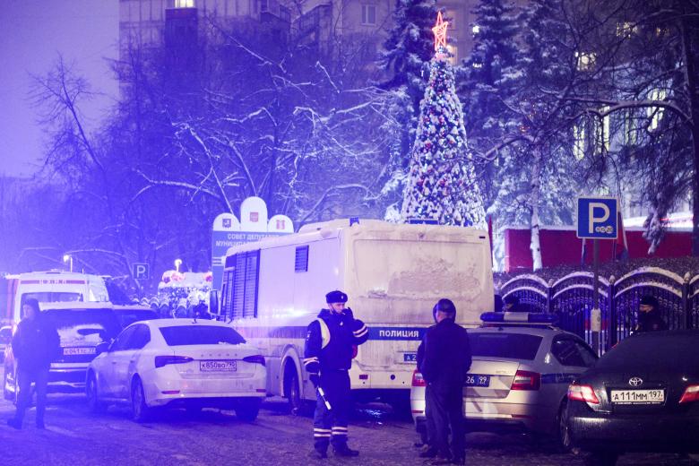 Машины скорой медицинской помощи и полиции у здания МФЦ «Рязанский»