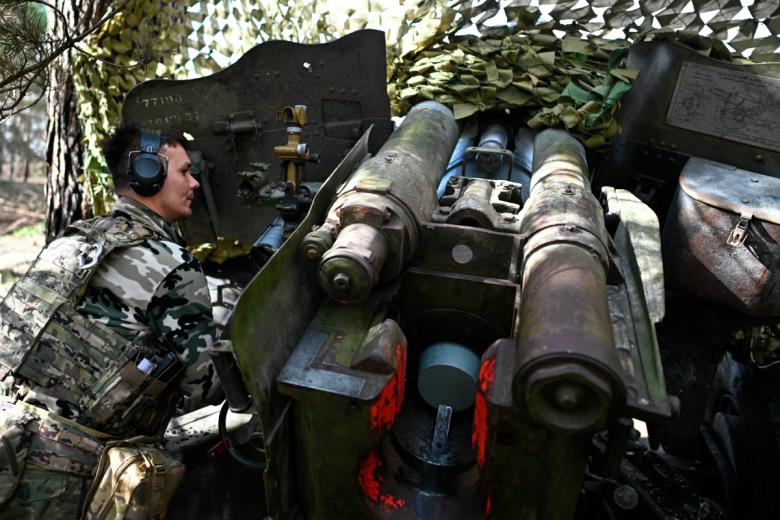 Боец артиллерийского расчета пушки-гаубицы Д-20