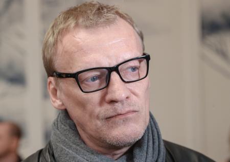 Отъезд из РФ, штраф, отмена спектаклей: где сейчас актер Алексей Серебряков
