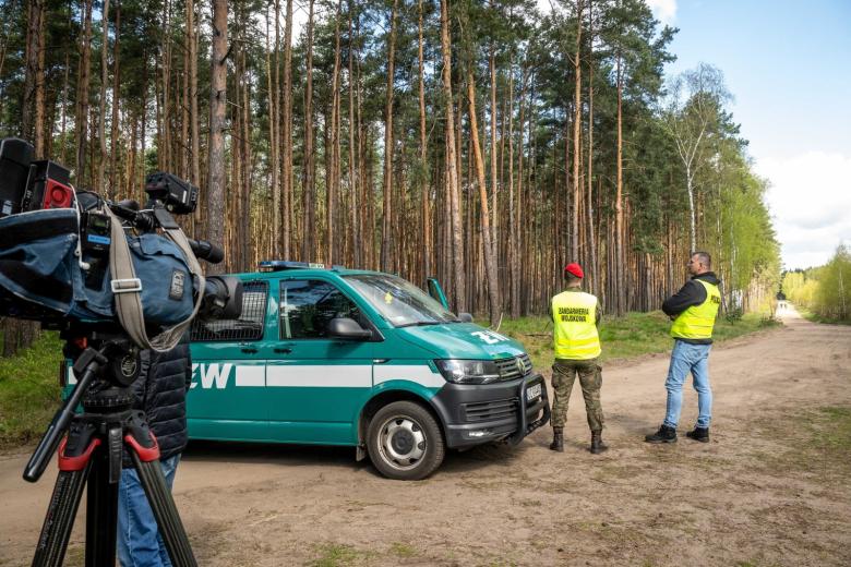 Сотрудники полиции Польши недалеко от места, где были обнаружены обломки ракеты класса «воздух — земля»