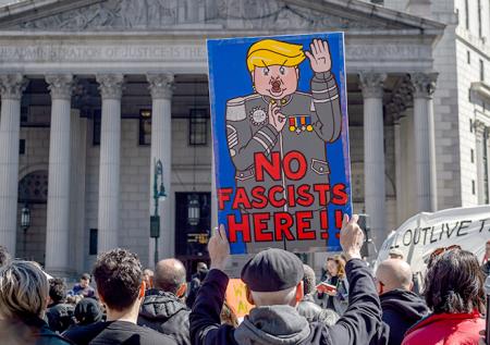 Сандерс назвал Трампа расистом