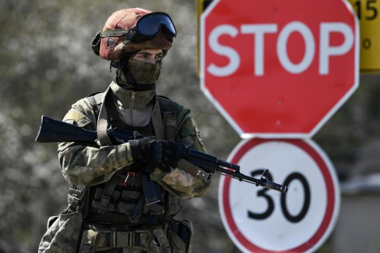 Военнослужащий Росгвардии у гидротехнического сооружения Северо-Крымского канала в Херсонской области