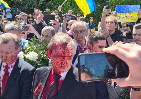 «Это провокация»: кабмин Польши о возложении цветов на кладбище 9 мая 