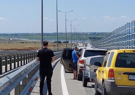 Более 850 машин скопилось в очереди к Крымскому мосту